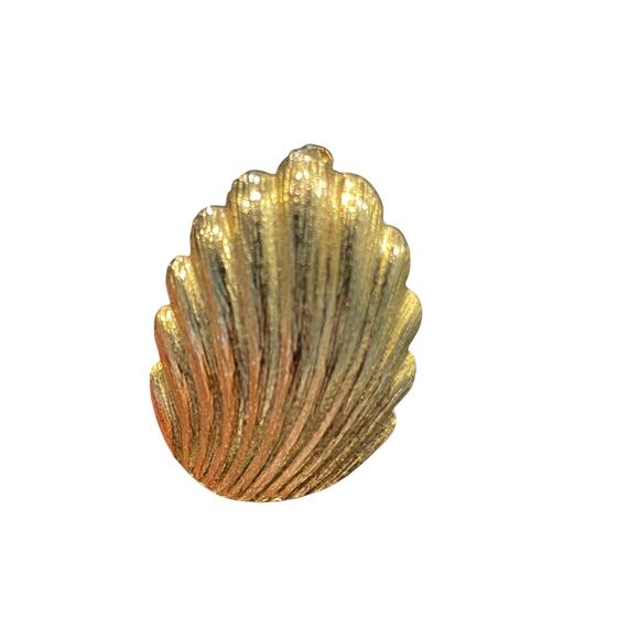 Vintage MCM gold tone Clam shell sea shell cockle french hook pin brooch texture - Picture 2 of 10